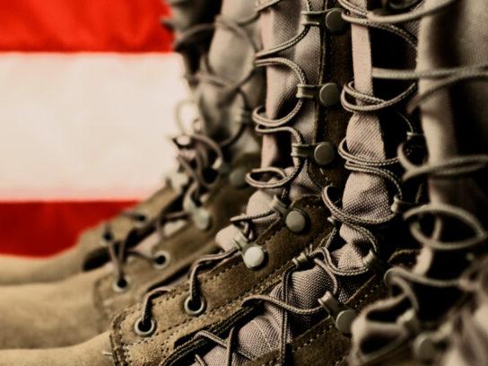 美国国旗前的战靴照片